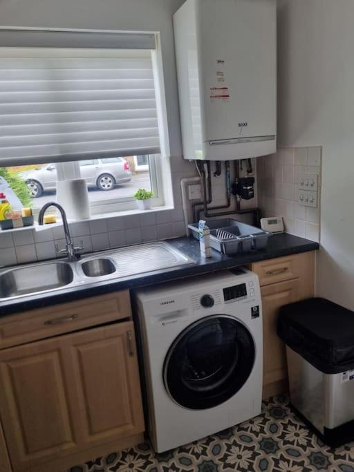 Maidstone Villa 3 Bedroom Free Sports Channels,Parking Sleeps 7 Exterior photo