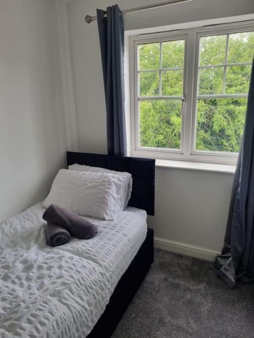 Maidstone Villa 3 Bedroom Free Sports Channels,Parking Sleeps 7 Exterior photo