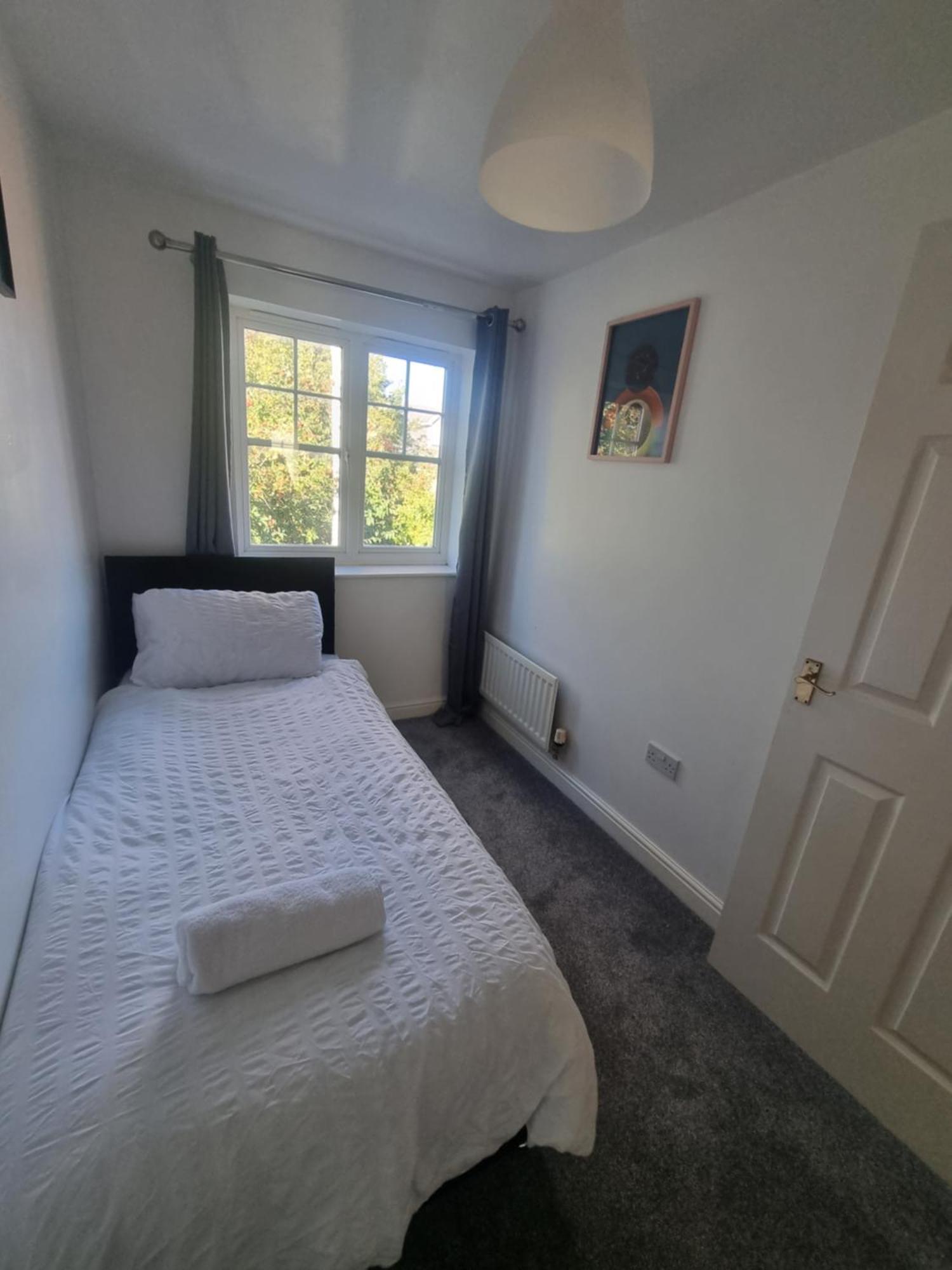 Maidstone Villa 3 Bedroom Free Sports Channels,Parking Sleeps 7 Exterior photo